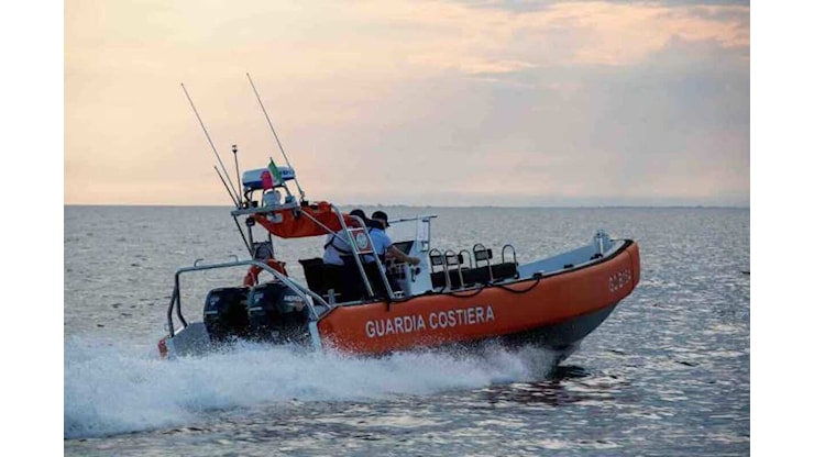 Escono in barca per l'addio al celibato, ma va a fondo: salvati in sette in Costiera Amalfitana. Il brindisi interrotto dal guasto e il naufragio - Open