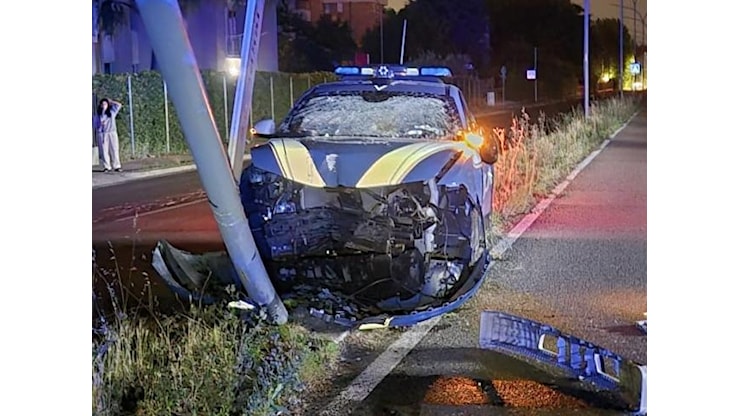 Il furto in un bar, la fuga contromano e poi lo schianto contro un muretto: arrestato. Fuori strada anche l'auto della polizia durante l'inseguimento: due agenti feriti - Corriere di Bologna