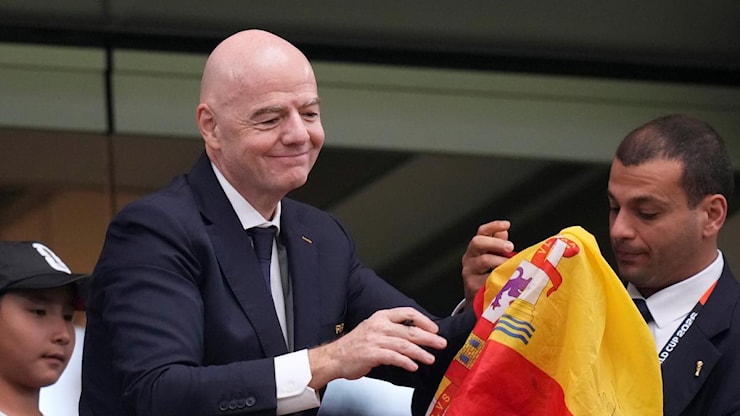 L'ultima di Infantino? Conferenze stampa a pagamento. E per 150 dollari un selfie con Rio Ferdinand... - La Gazzetta dello Sport