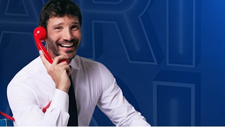 Affari Tuoi, l'ultima puntata tra i brividi del gioco e le lacrime di De Martino:Hai vegliato su di me"
