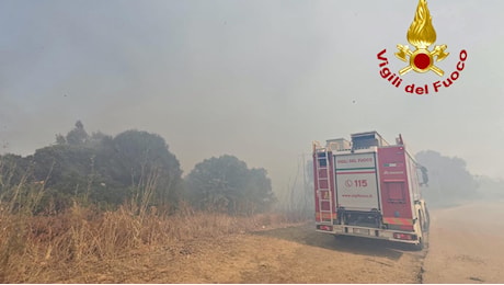 Incendio a Olbia, fiamme vicino all’aeroporto: scalo chiuso e voli dirottati