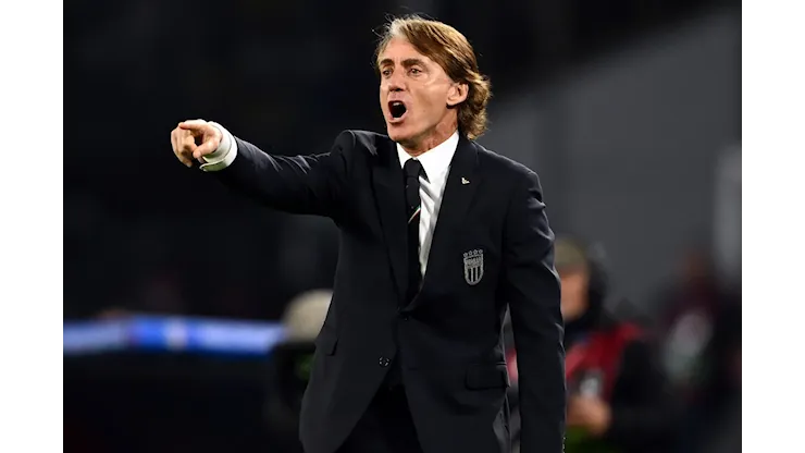 Aspettando il ct, il colloquio Mancini-Malagò si gioca in campo: il candidato azzurro e il presidente Figc fianco a fianco - ilNapolista