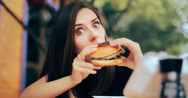 Piatti pronti e alimenti ultra-processati, l'impatto del fast-food sul fegato dei single