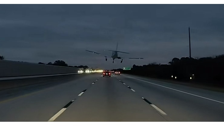Aereo atterra sull'autostrada in Florida e colpisce un'auto: il video dell'impatto - Il Fatto Quotidiano