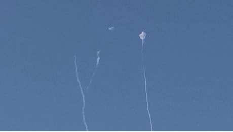 Qatar, attacco iraniano: esplosioni e scie di fumo sui cieli della capitale Doha