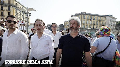 Napoli Pride 2026, l’onda arcobaleno contesta l’afa e riempie le strade della città