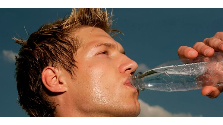 Non basta solo bere acqua! I segreti dell'endocrinologa per superare il caldo estivo - Style Magazine