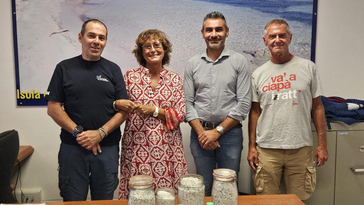 Da Milano a Is Arutas per restituire 40 chili di sabbia di quarzo presi dalla sua famiglia negli anni Settanta