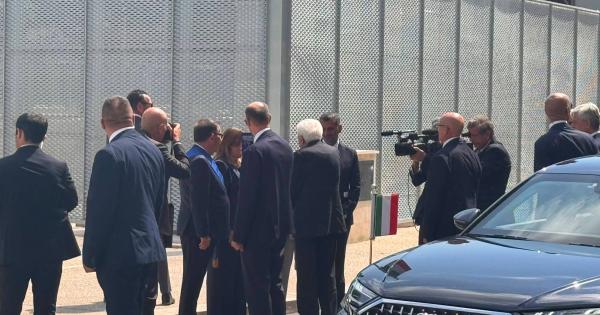 Mattarella ad Andria per decennale strage ferroviaria, applausi e strette di mano
