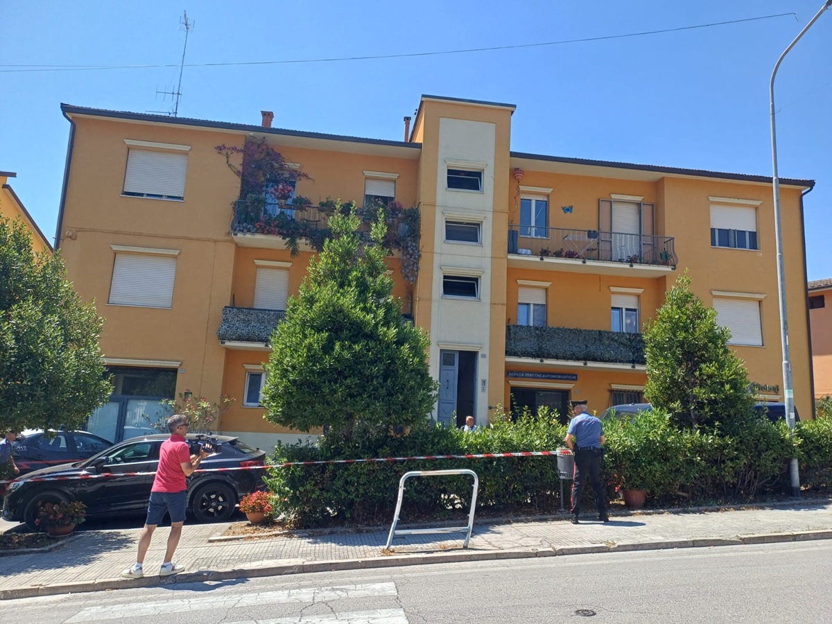 Femminicidio a Loreto, prima la lite poi la furia: l’uomo si è costituito