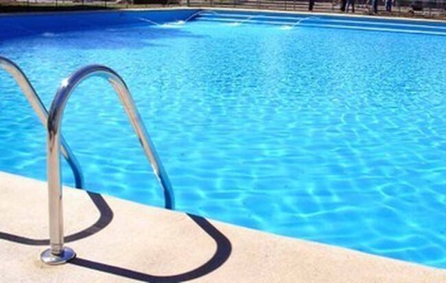 Risucchiata dal bocchettone della piscina dello stabilimento balneare: gravissima una 13enne