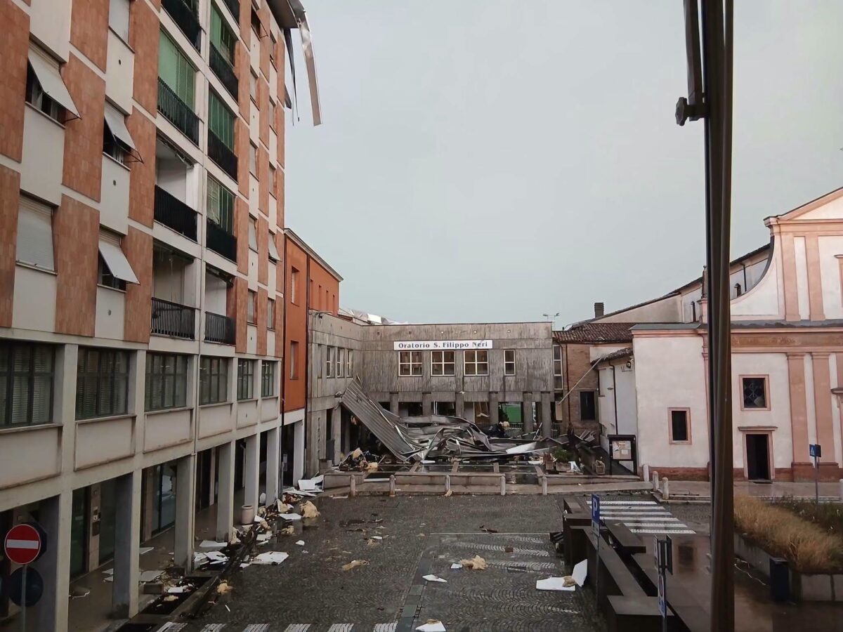 Maltempo estremo in Emilia-Romagna, regione in ginocchio tra pioggia e vento: una vittima, treni bloccati per i danni | FOTO