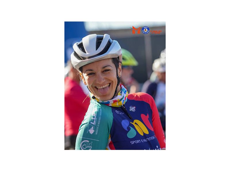 SORPASSA CON LA LINEA CONTINUA E INVESTE UN GRUPPO DI CICLISTI: UCCISA UNA DONNA DI 41 ANNI