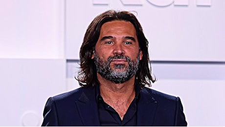 Adani senza voce in finale dei Mondiali, i social si scatenano: “Lo hanno sedato”, “In Rai hanno trovato il modo di arginarlo”