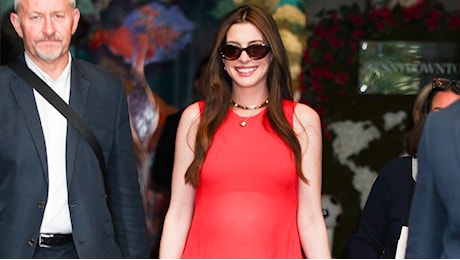 Anne Hathaway incanta New York: il look total red e i sandali infradito per l'estate 2026