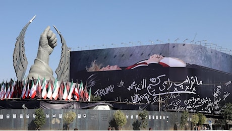 Il presidente Usa in una bara: svelato un nuovo murale a Teheran