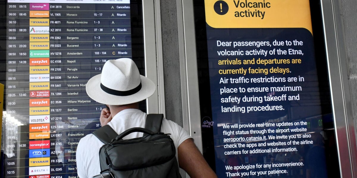 Eruzione dell'Etna, l'aeroporto di Catania resterà chiuso fino a domattina. Stop anche ai voli dalla base di Sigonella