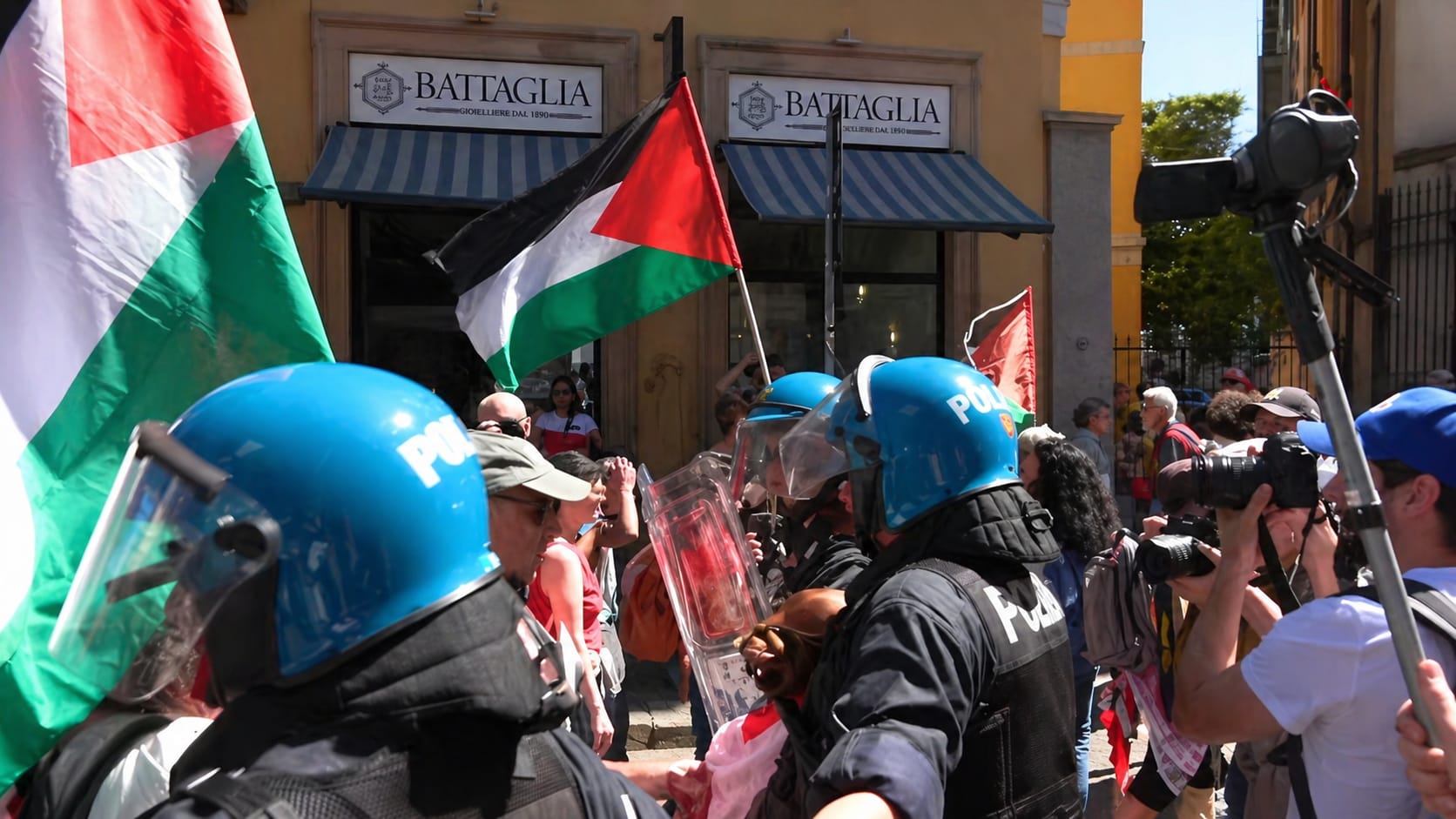 Con la bandiera di Hezbollah al corteo del 25 aprile: indagata per terrorismo
