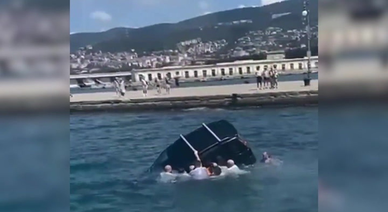 Auto finisce in mare in mare in piazza Unità d'Italia: militari si tuffano e salvano il conducente VIDEO
