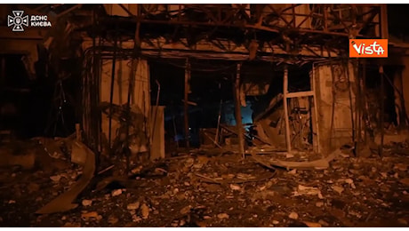 Attacco russo su Kiev, 16 missili e oltre 200 droni: le immagini