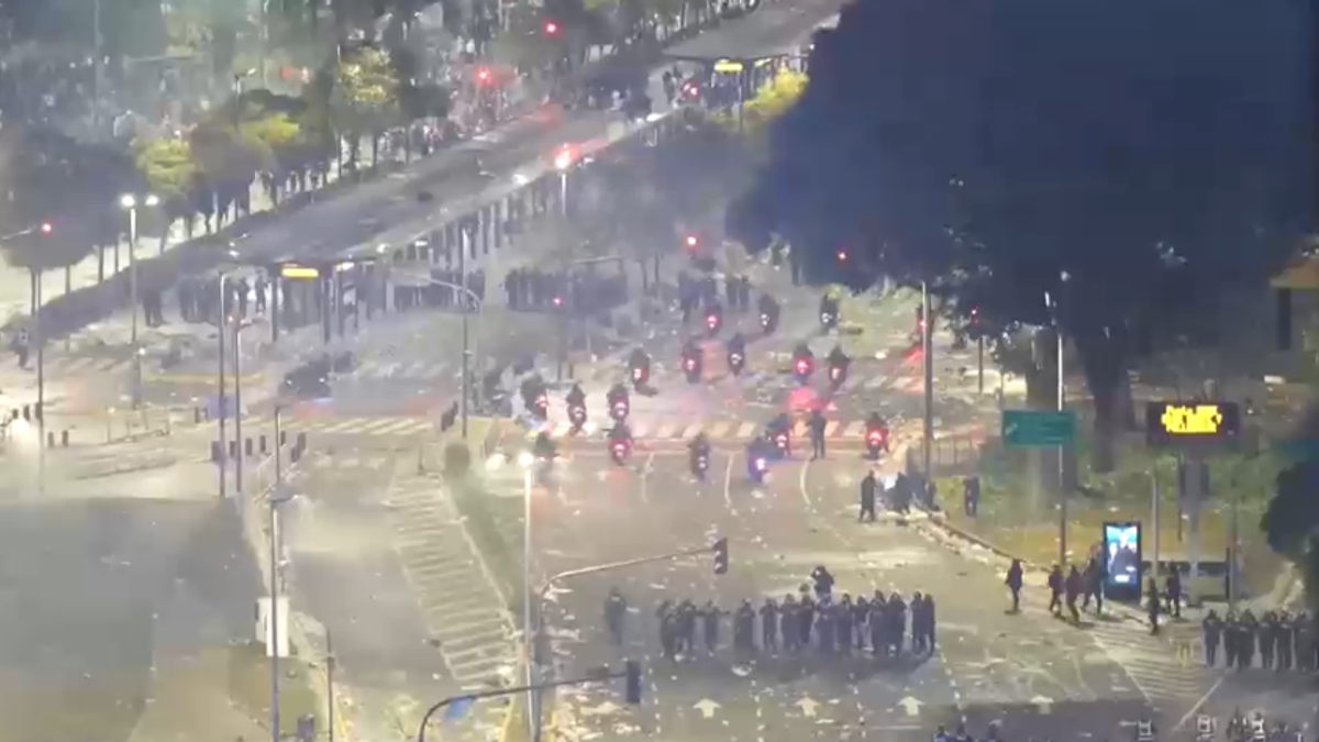 Mondiali, dopo la sconfitta i tifosi argentini lanciano pietre contro la polizia a Buenos Aires