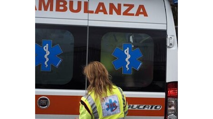 Auto dei Carabinieri si ribalta durante un inseguimento a Quattordio, feriti due militari - Virgilio