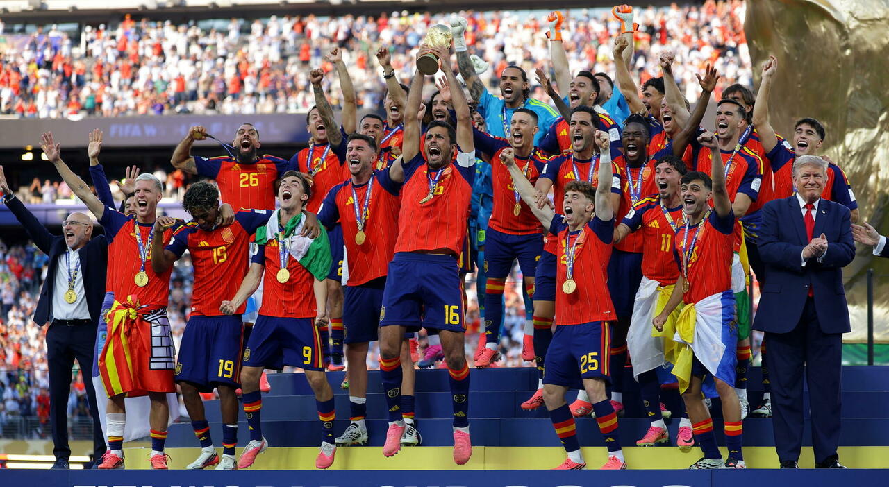 Mondiali, i giocatori della Spagna sollevano la coppa del mondo: Trump resta sul palco VIDEO