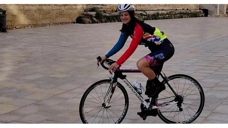 Auto travolge gruppo di ciclisti: uccisa una donna di 41 anni, sotto shock il compagno - RaiNews