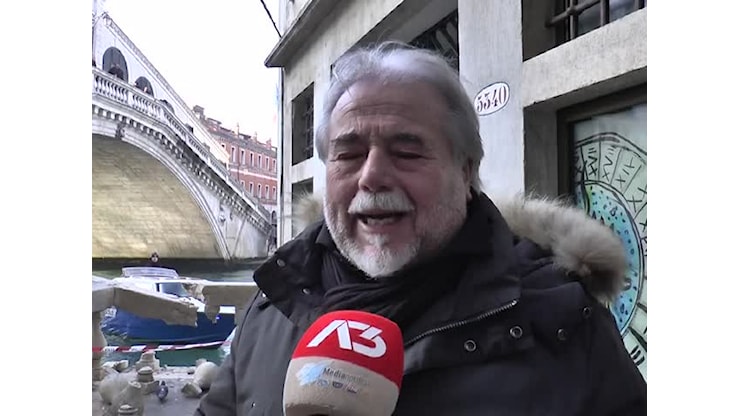 FOLLIA IN CANAL GRANDE: RUBA UNA BARCA E SFONDA LA BALAUSTRA SOTTO RIALTO - ANTENNA TRE - ANTENNA TRE