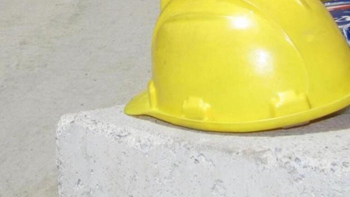 Operaio di una ditta napoletana muore folgorato in un cantiere in Puglia