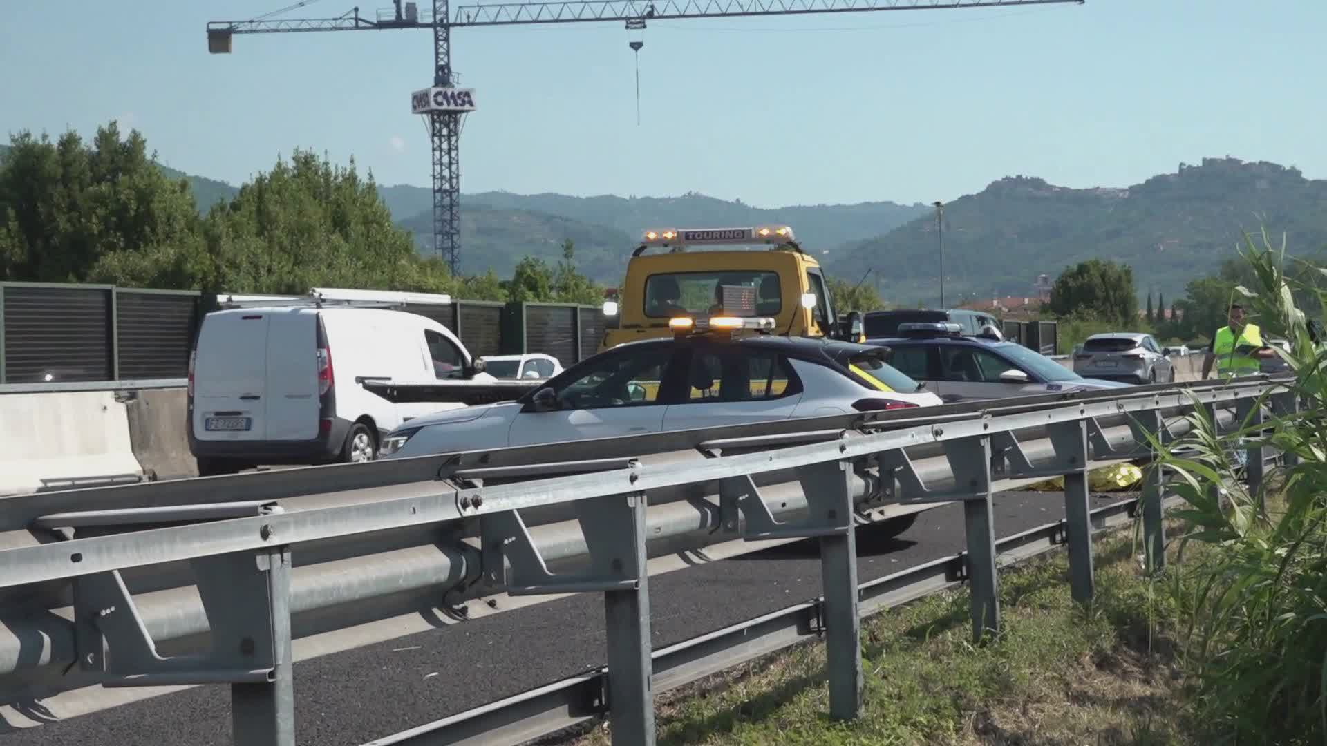 Schianto mortale sull’A11. La vittima è 21enne