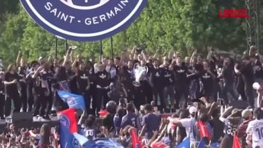 Psg, i giocatori festeggiano la vittoria della Champions League: folla in delirio a Champ de Mars