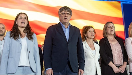 Puigdemont può tornare in Spagna: revocato il mandato d'arresto, la Catalogna pesa sulle elezioni