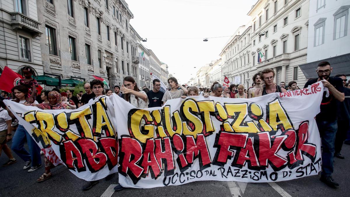 Manifestazione per Fakir. Mille in corteo a San Babila e slogan contro la polizia