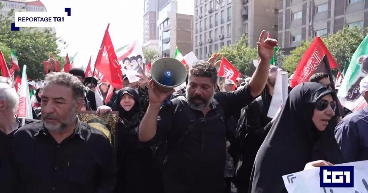 La folla ai funerali di Khamenei