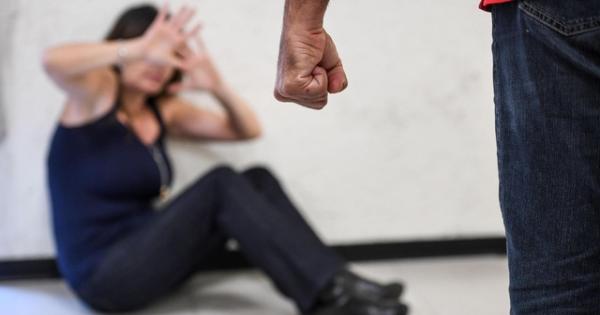 Picchia e costringe a prostituirsi la moglie incinta, arrestato a Padova