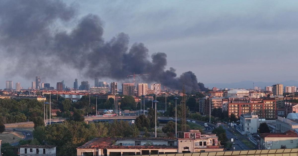 Fiamme e fumo su Milano, brucia un deposito BRT
