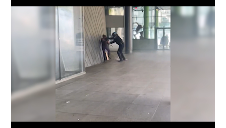 Bruxelles, scontri alla stazione centrale durante la manifestazione sindacale: barricate e idranti