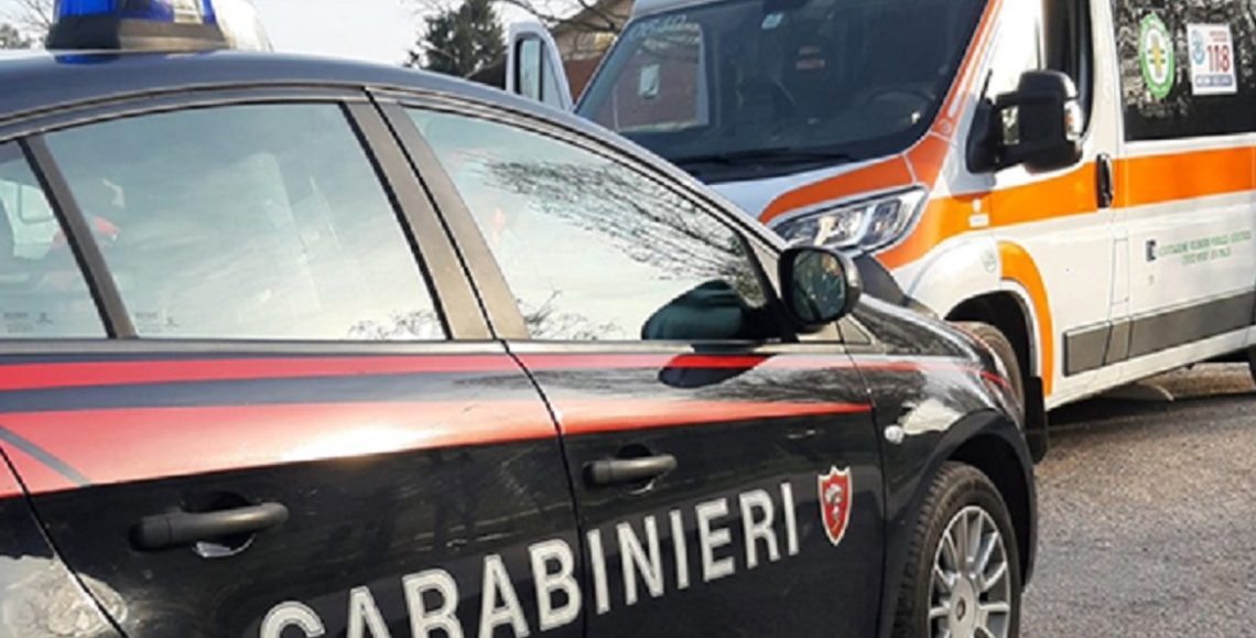 Ucciso a coltellate per una lite condominiale: il presunto omicida si barrica in casa