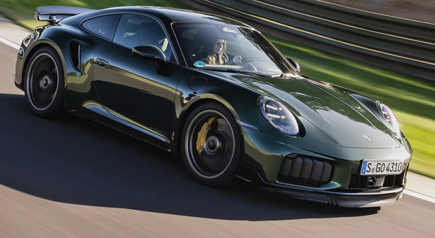 Porsche, nel semestre ha venduto “solo” 122mila auto (-16%): è il livello più basso dal 2020. Bene la gamma 911 (+19%)