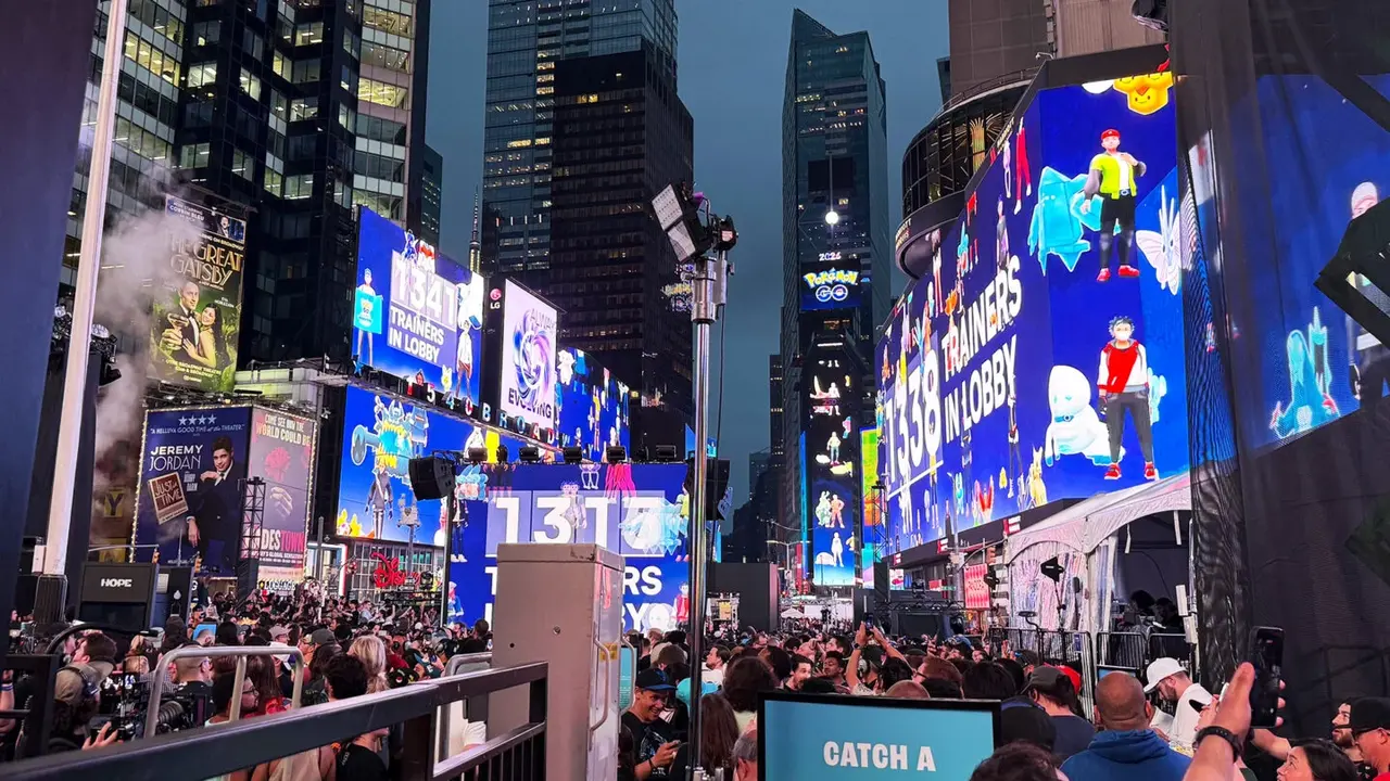 Migliaia di giocatori a Times Square per sconfiggere Mewtwo