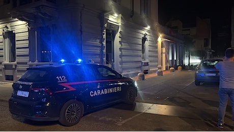 Crema, accoltellato nel parcheggio di un supermercato: 19enne muore in ospedale. Caccia al responsabile
