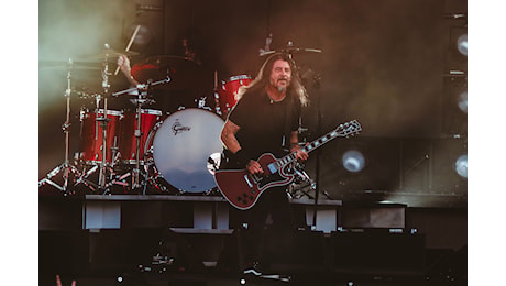 Foo Fighters a Milano, il ritorno dopo 15 anni: 65mila fan e due ore e mezza di rock