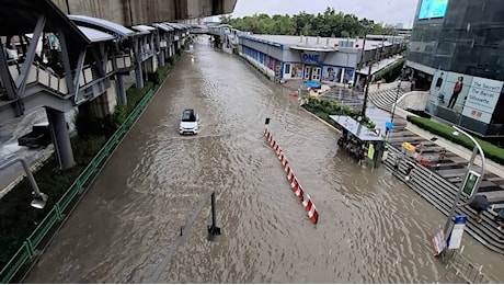 Nubifragio a Bangkok, l'acqua invade i terminal di Suvarnabhumi e 5.600 bagagli restano bloccati