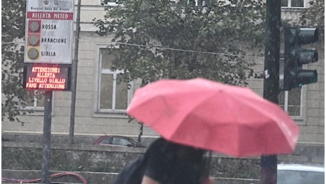 Maltempo in Toscana, temporali sulla costa e allerta arancione: scuole chiuse in diversi comuni
