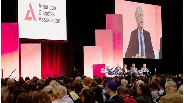 Diabetologi distribuiscono editoriale contro Trump al congresso Usa: portati fuori dalla polizia - la Repubblica