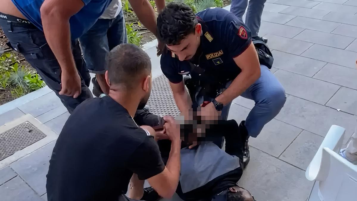 Accoltellato fuori dal bar, la morsa e i 20 fendenti: “Voleva uccidere a caso”