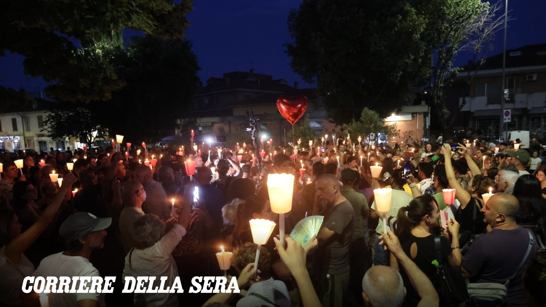 Strage a Roma, in centinaia alla fiaccolata a Casalotti. Il figlio sopravvissuto lascia la terapia intensiva: per lui una raccolta fondi
