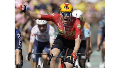 Waerenskjold vince in volata l'undicesima tappa del Tour de France: Pogacar resta in maglia gialla