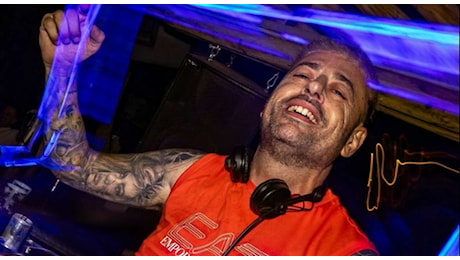 Ryan Spiteri, il dj trovato morto in auto con la sua compagna a Malta. L'ultimo post sui social: «Se pensate di farla finita andate in riva al mare»